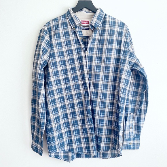 Wrangler Other - Wrangler Wrinkle Free Blue Plaid Button Down Shirt